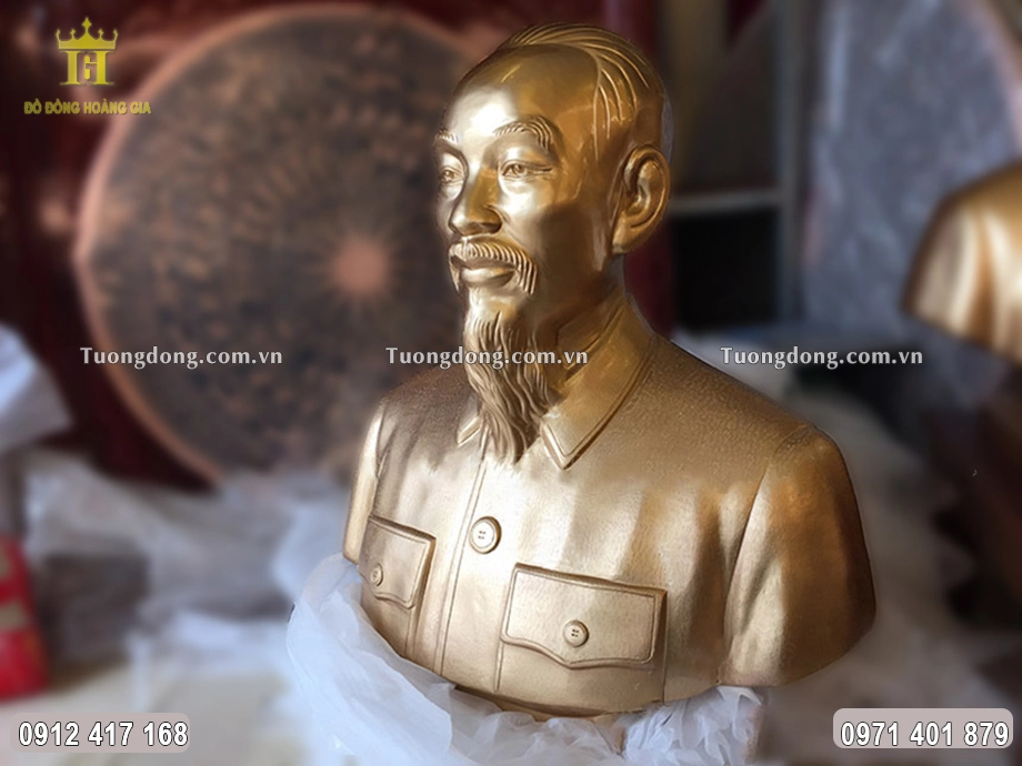 Hình ảnh nhìn nghiêng của bức tượng đồng